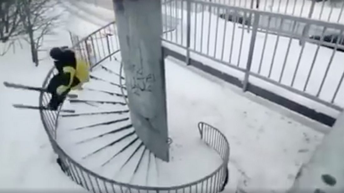 Ein Freestyle-Skifahrer grindet ein vereistes Geländer herunter