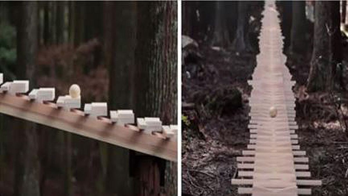 Ein gigantisches Holz-Xylophon in einem japanischen Wald
