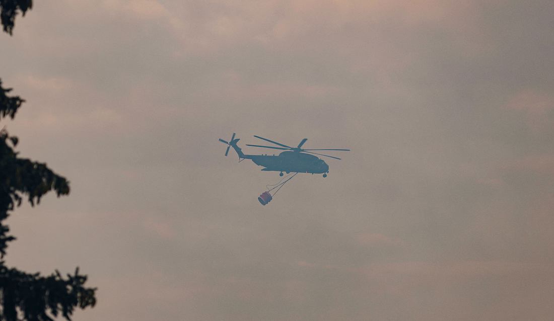 Hubschrauber bei Waldbrandbekämpfung