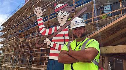 Bauarbeiter Jason Henley hat in einem Kinderkrankenhaus in Indiana eine Pappfigur von Wo ist Walter? versteckt? - Foto:  Facebook/Wheres Waldo.. Memorial Childrens Hospital
