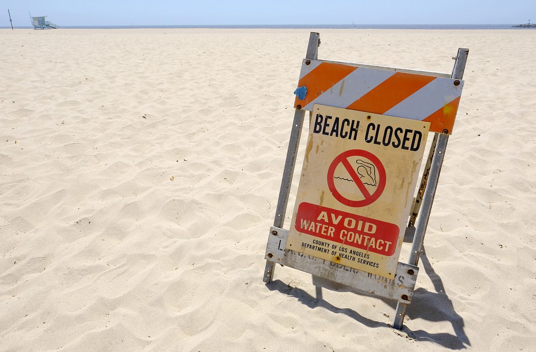 Warnschild: Strand gesperrt Warnschild: Strand gesperrt