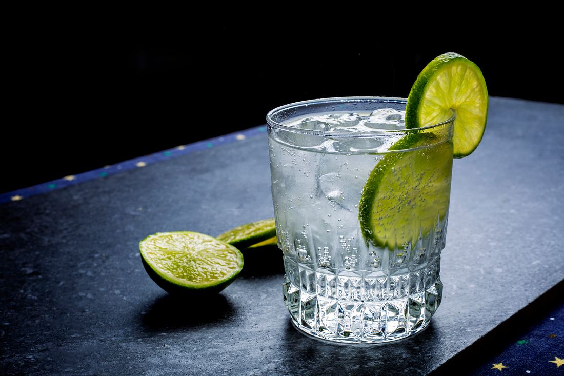 Was ist Gin? Von Botanicals bis Braukunst Glas mit Gin