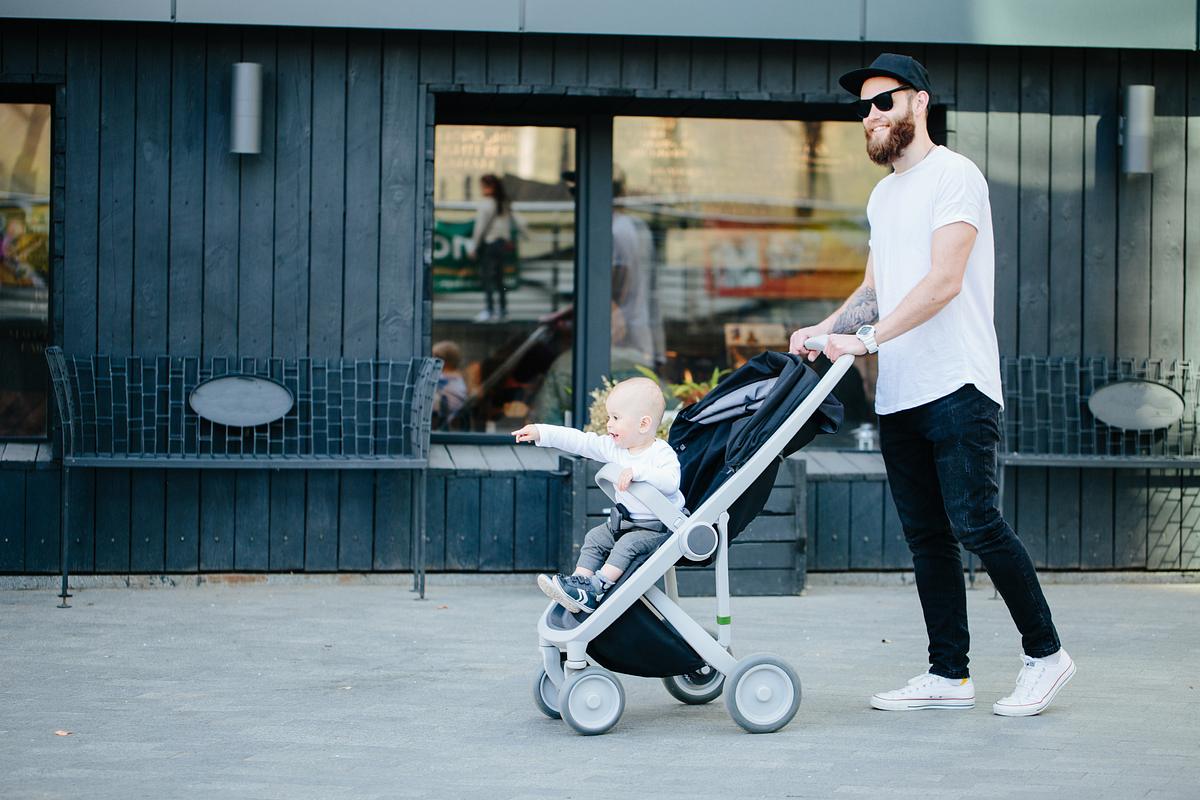 Mann mit Kinderwagen