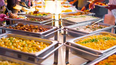 Was passiert mit den Resten eines Kreuzfahrt-Buffets? - Foto: iStock / Andrei Kavaliou