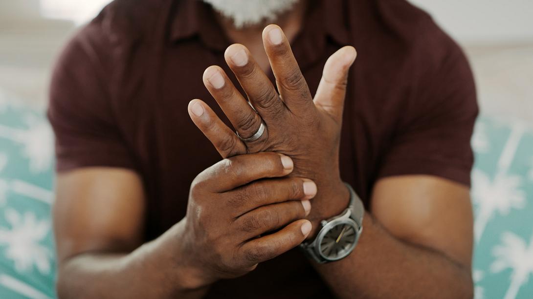 Was tun gegen schwitzige Hände? - Foto: Katleho Seisa / iStock