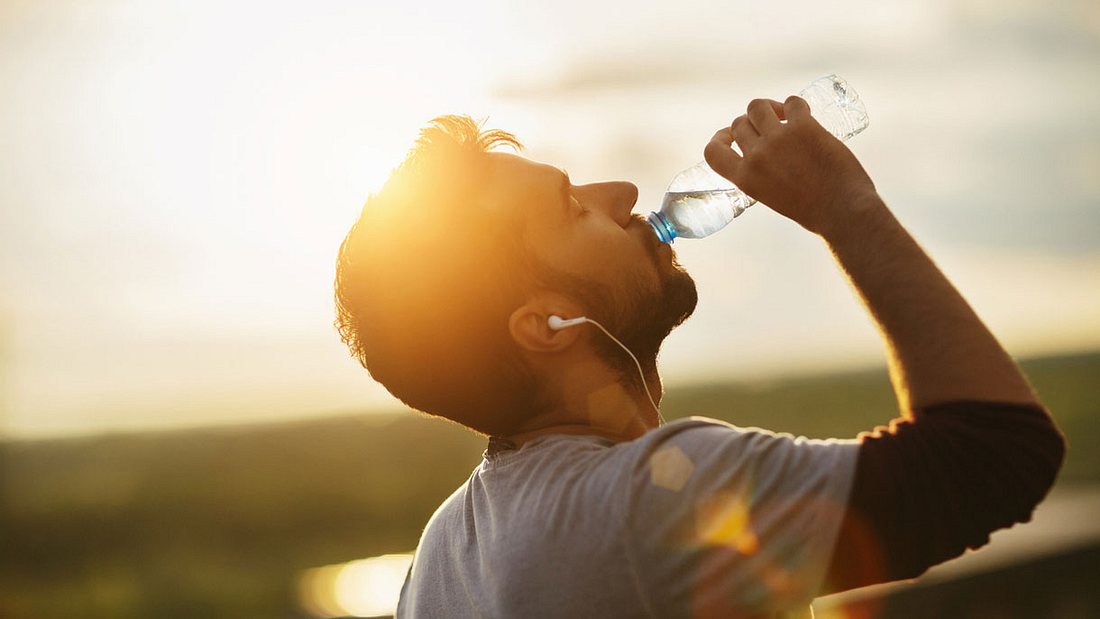 Wasser trinken für das Sixpack (Symbolfoto). Wasser trinken für das Sixpack (Symbolfoto).