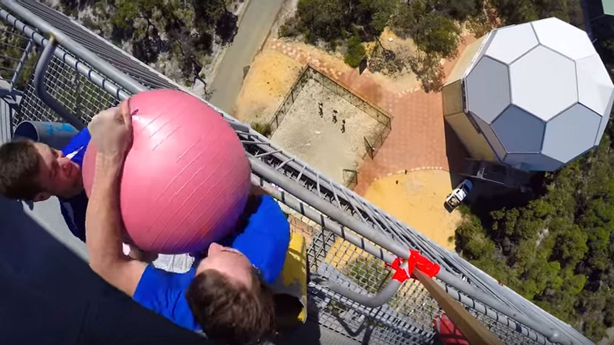 Aus 45 Meter Höhe: Mann will gigantische Wasserbombe fangen