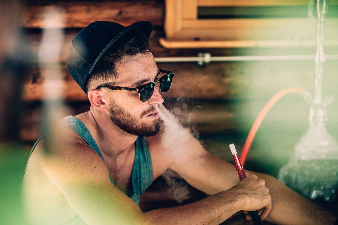 Shisha rauchen Junger Mann raucht Shisha