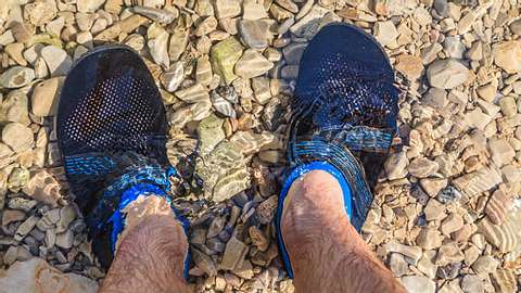 Wasserschuhe Herren Steine - Foto: iStock / Obencem