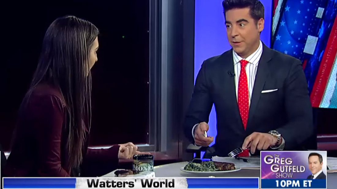 TV-Moderator isst Steak während eines Interviews mit einer veganen Feministin