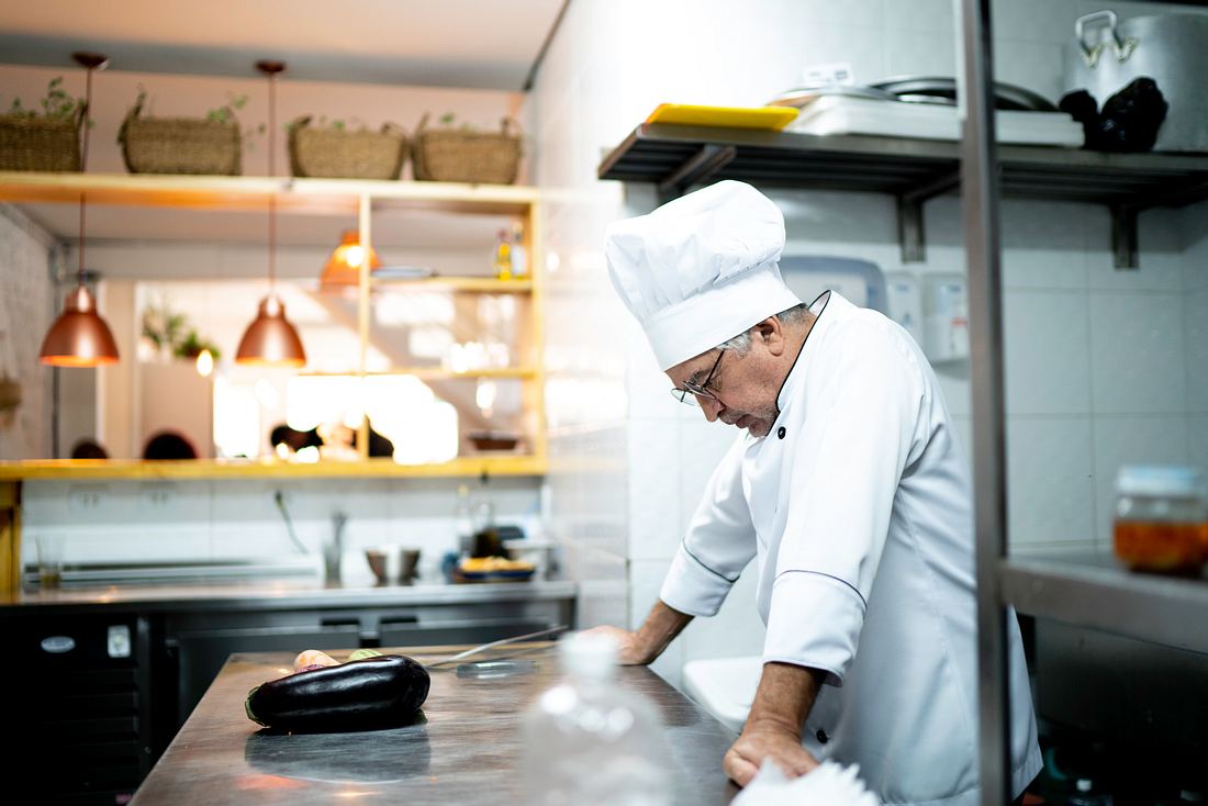 Wegen Corona: 70.000 Hotels & Restaurants droht Insolvenz Küchenchef mit gesenktem Kopf