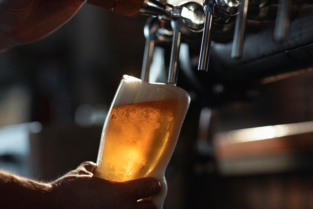 Wegen Corona: Deutsche haben keine Lust mehr auf Bier Bier, das gerade gezapft wird