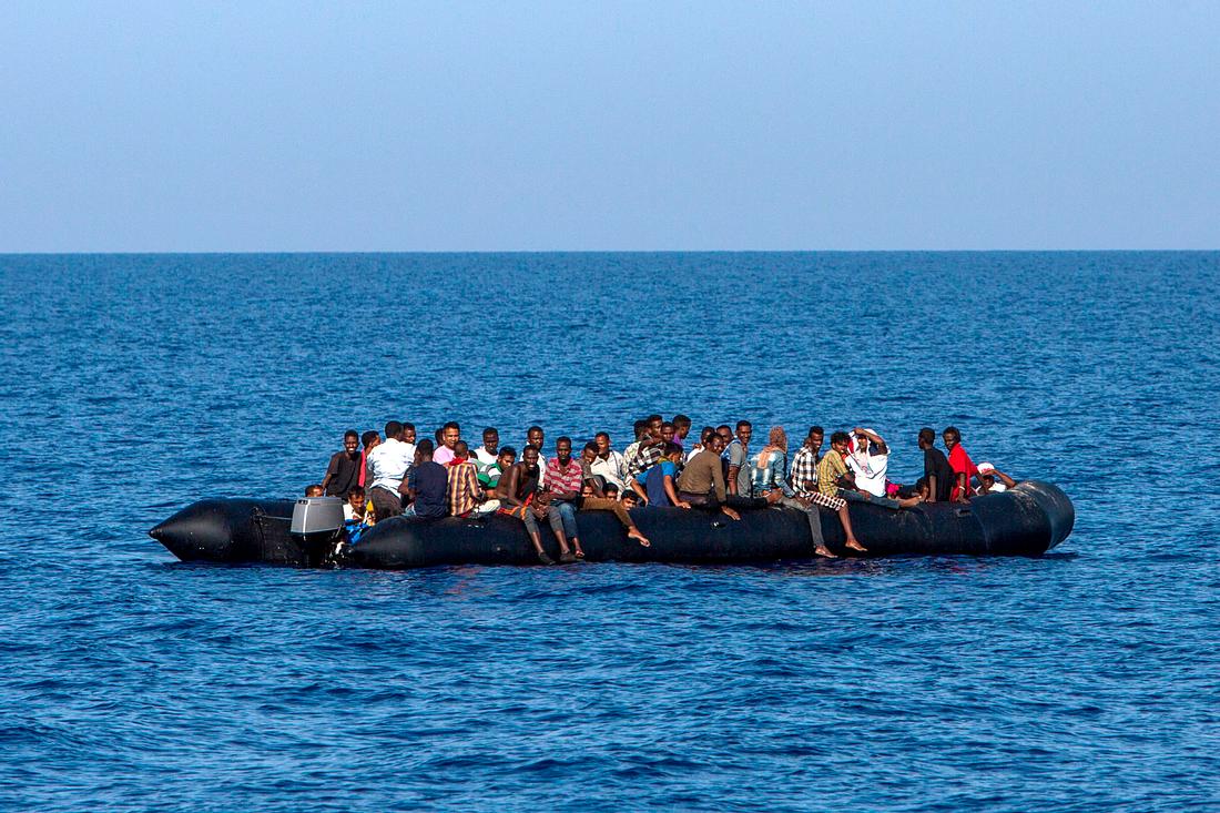 Wegen Corona: Migranten flüchten zurück nach Afrika Flüchtlinge auf einem Schlauchboot auf dem Mittelmeer