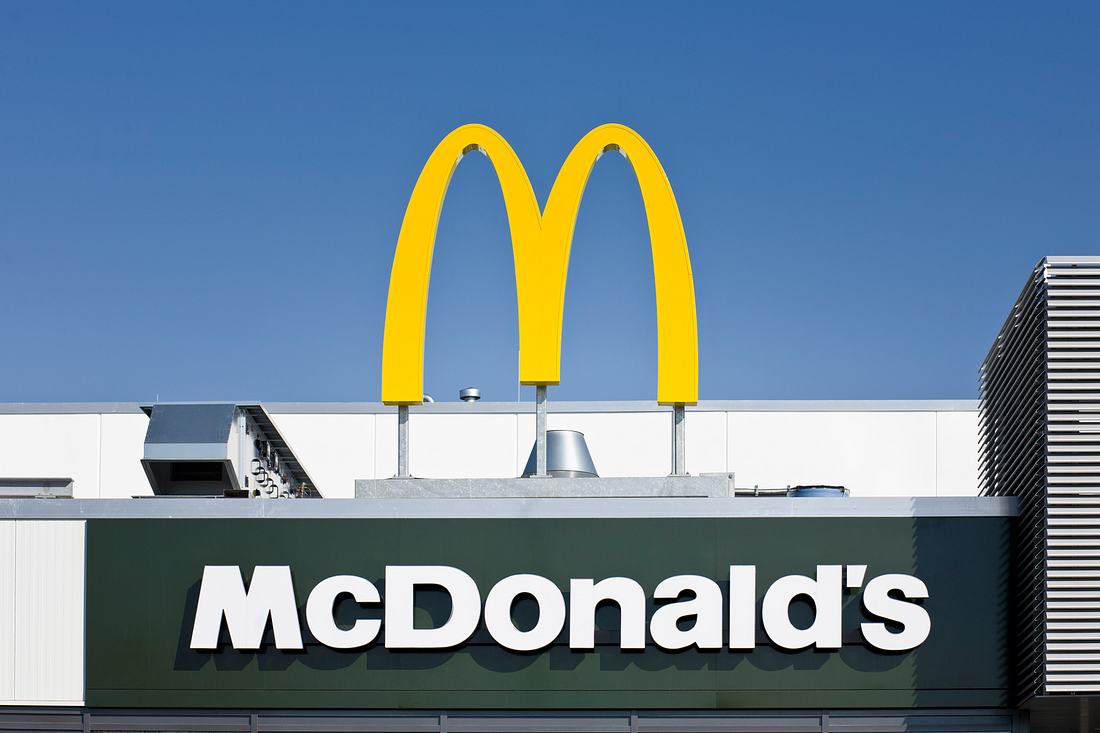 Wegen Corona-Regeln: Kundin schießt auf McDonald's-Mitarbeiter McDonald's-Schild