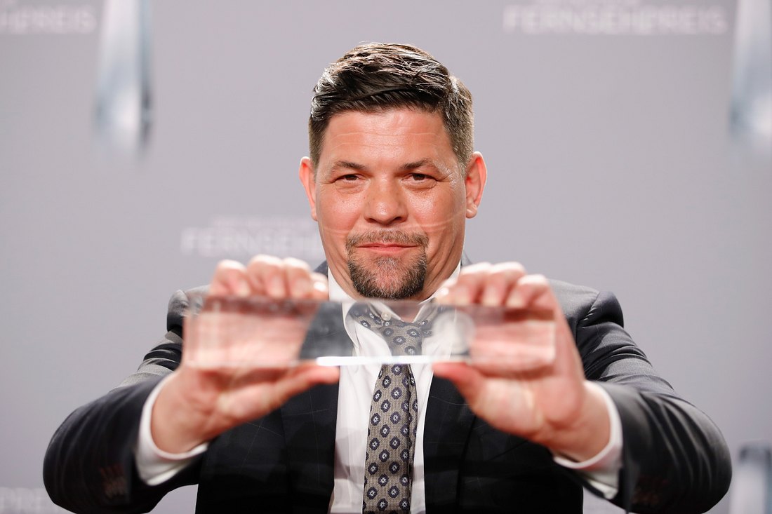 Wegen Corona: Tim Mälzer kurz vor Pleite? Tim Mälzer hält seinen Deutschen Fernsehpreis in die Kamera