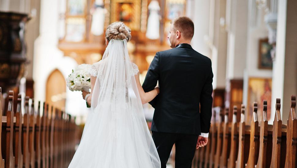 Brautpaar in Kirche - Foto: iStock/ASphotowed