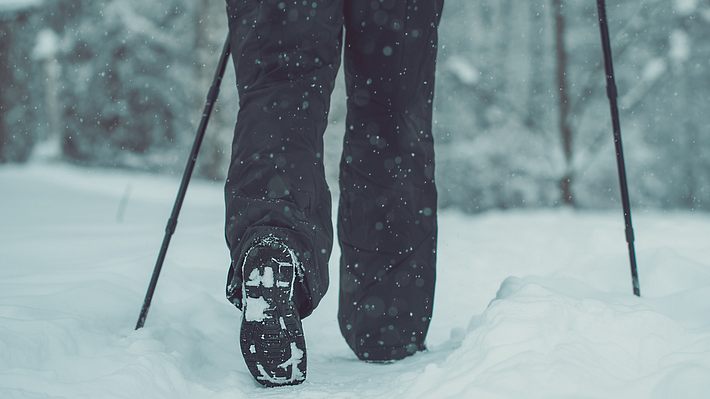 Wanderer im Schnee - Foto: iStock/Yaraslau Saulevich