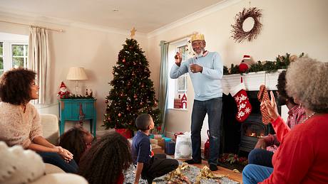 Weihnachtsspiele - Foto: iStock / monkeybusinessimages