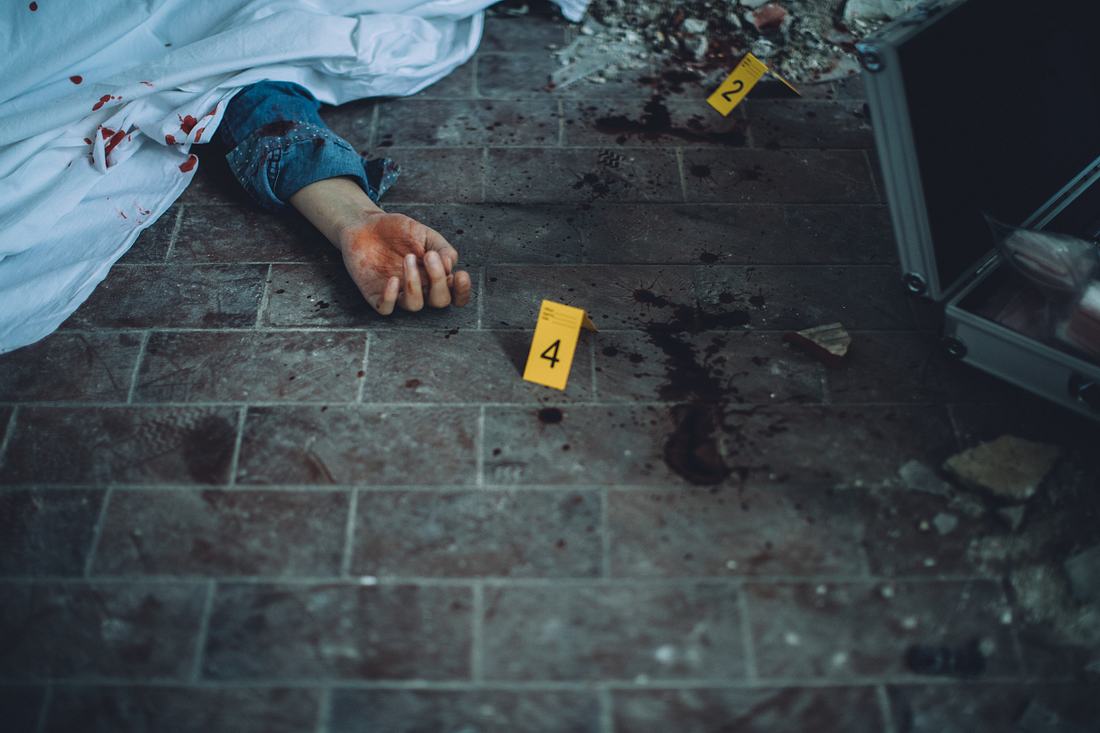 Weil sie zu laut gesprochen haben: Mann erschießt 5 Menschen unter seinem Balkon Leiche an einem Tatort