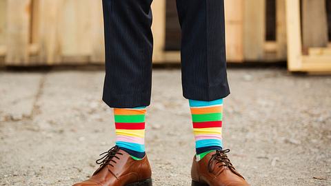 Bunte Socken zum Anzug - Foto: iStock/jsbb123