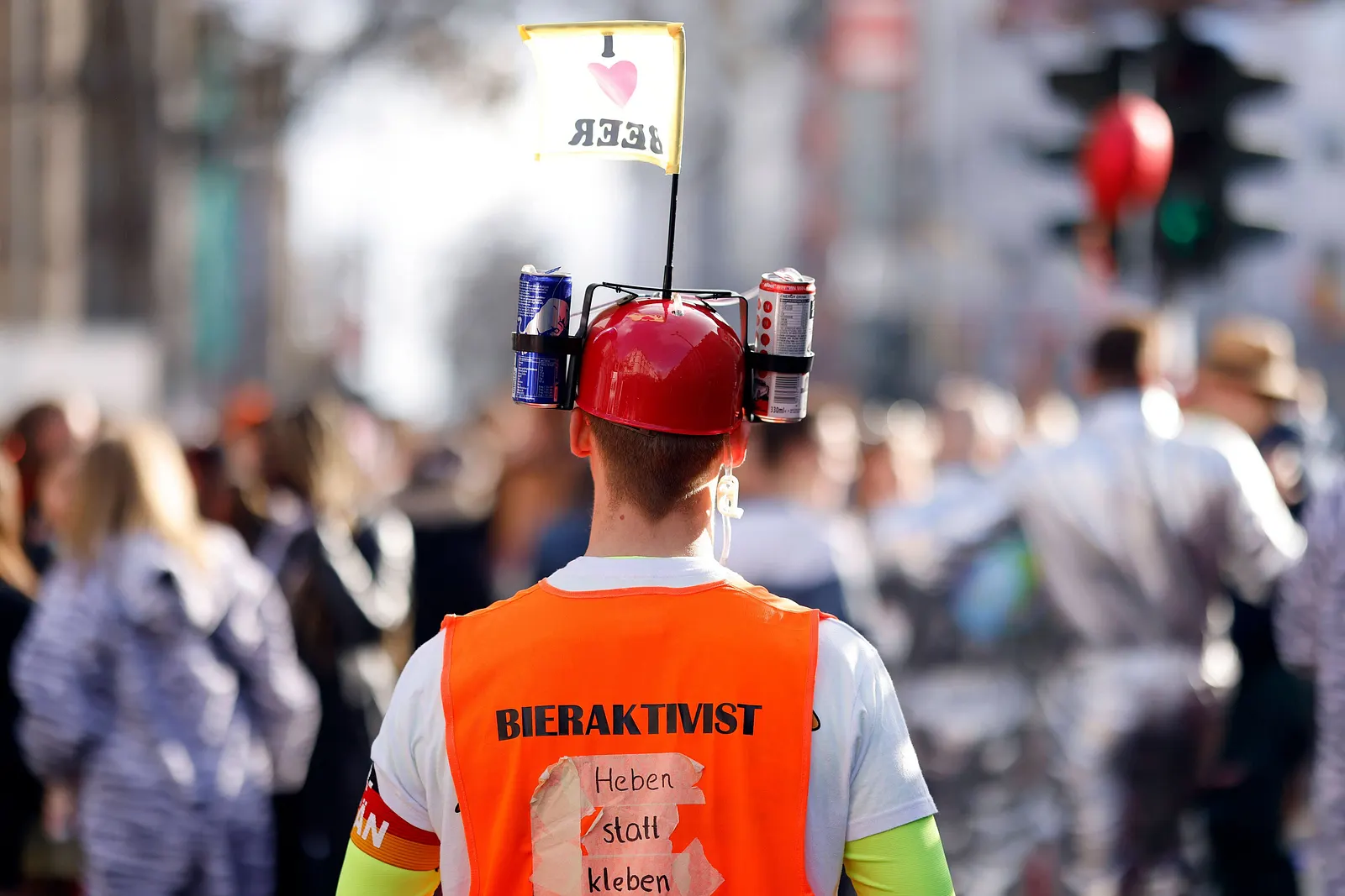 Bis zu 10.000 € Strafe: Diese Verkleidungen sind an Karneval verboten!