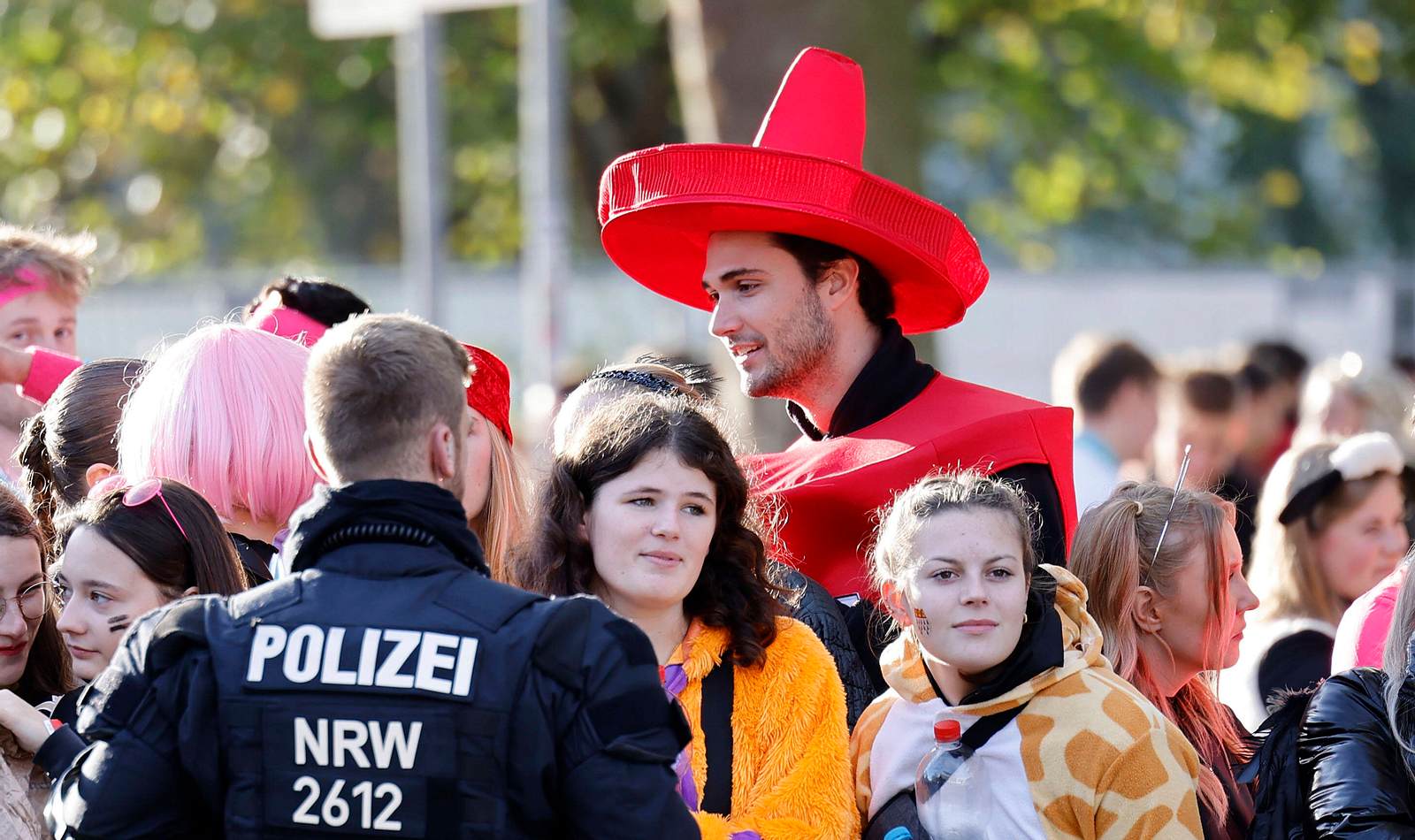 Bis zu 10.000 Euro Strafe: DIESE Verkleidungen sind an Karneval verboten | Männersache