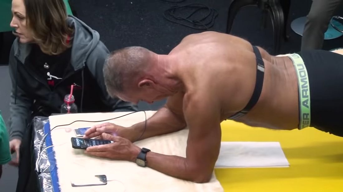 Ex-Soldat (62) stellt Weltrekord im Planking auf George Hood im Unterarmstütz (Plank)
