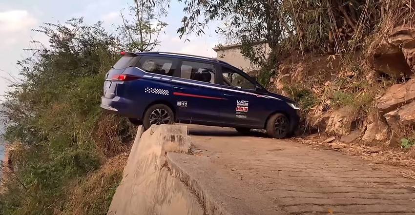 Auto wendet an Klippe  - Foto: Youtube / Driving Skill 