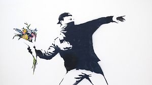 Love is in the Air von Banksy - Foto: Getty Images/	AFP