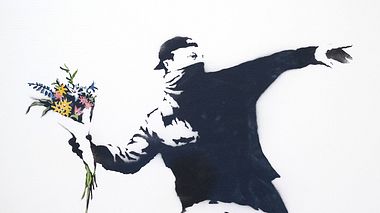 Love is in the Air von Banksy - Foto: Getty Images/	AFP
