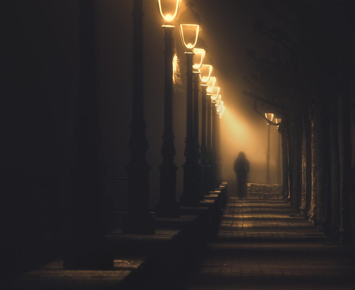 Unheimlicher Weg bei Nacht