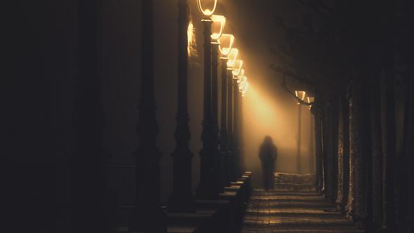 Unheimlicher Weg bei Nacht - Foto: iStock/Mimadeo