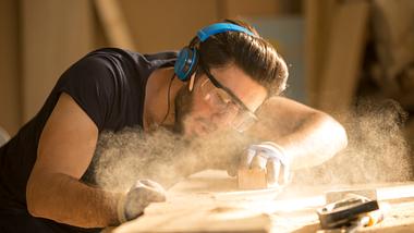 Mann bei der Holzverarbeitung - Foto: iStock/ridvan_celik