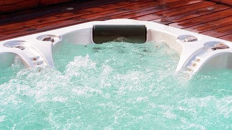 Whirlpool Jacuzzi Outdoor Garten kaufen - Foto: iStock/Igor Vershinsky