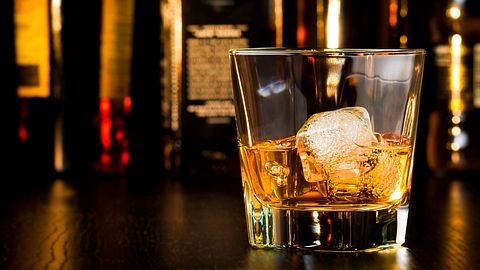 Whisky günstig kaufen bei Amazon - Foto: iStock / donfiore