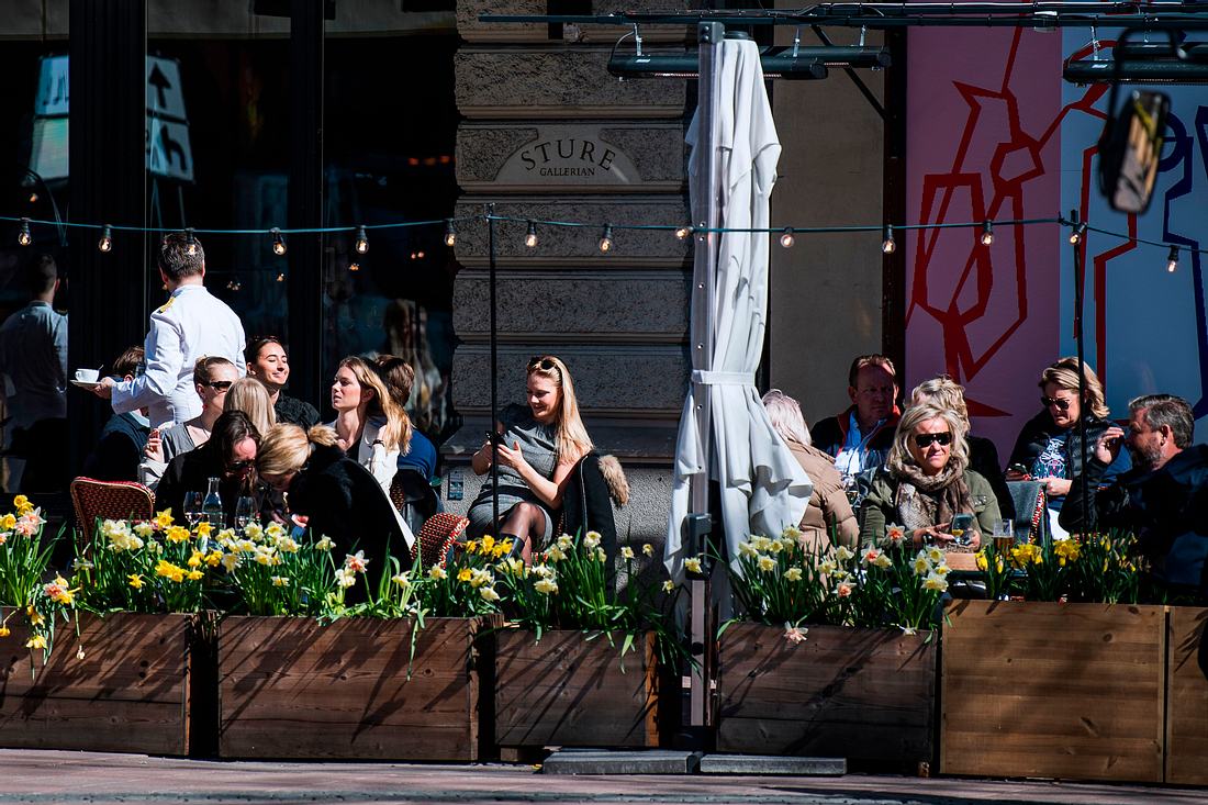 WHO lobt Schwedischen Sonderweg im Kampf gegen Corona Menschen in Schweden sitzen im Cafe