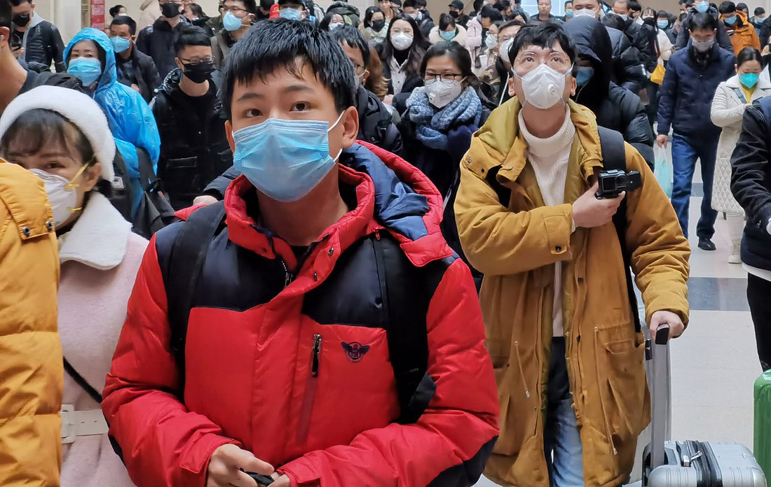 WHO-Meldung: 70 Prozent aller Corona-Infizierten in China wieder gesund Menschen mit Mundschutz