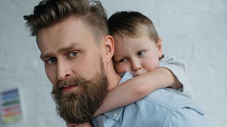 Vater mit Kind - Foto: iStock/LightFieldStudios