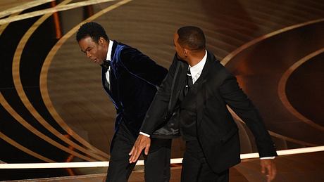 Will Smith ohrfeigt Chris Rock - Foto: Getty Images/	ROBYN BECK 