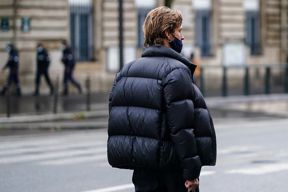Mann mit Winterjacke von hintne fotografiert 