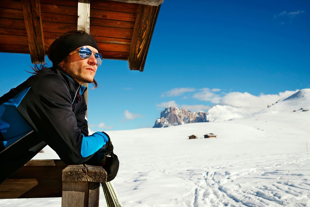 Mann in Hütte im Schnee