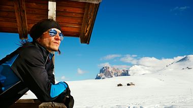 Mann in Hütte im Schnee - Foto: iStock/Philartphace
