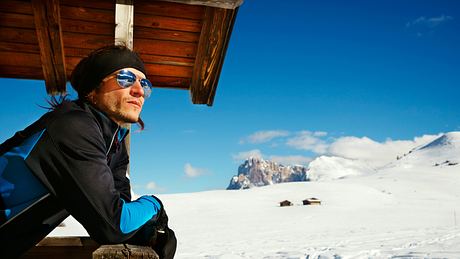 Mann in Hütte im Schnee - Foto: iStock/Philartphace