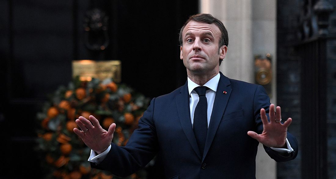 Wir befinden uns im Krieg: Ausgangssperre in Frankreich Frankreichs Präsident Macron mit beschwichtigender Geste