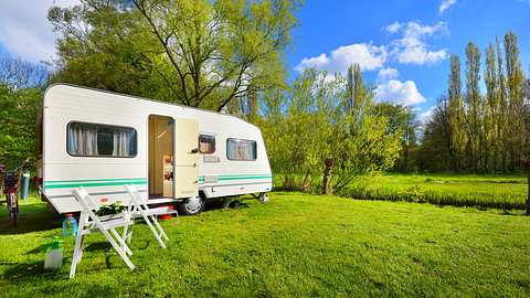 Wohnmobil auf einer Wiese - Foto: iStock / alekseystemmer