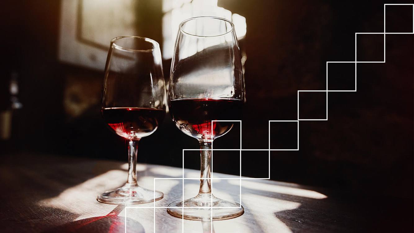 Woran erkenne ich einen guten Wein? Unsere Experten beantworten die wichtigsten Fragen zum Rebensaft Zwei Gläser mit Wein