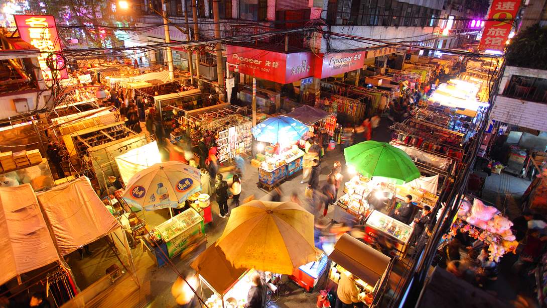 Nachtmarkt in Wuhan - Foto: iStock / xenotar