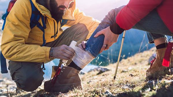 Bergsteiger mit Verletzung - Foto: iStock/Jovanmandic