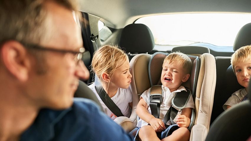 Wutanfall von Kind im Auto - Foto: iStock/AJ_Watt