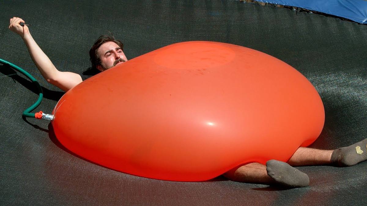 Das passiert, wenn man einen XXL-Wasserballon zum Explodieren bringt